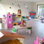 maison d'assitante maternenelle hall avec des jouets pour enfants 